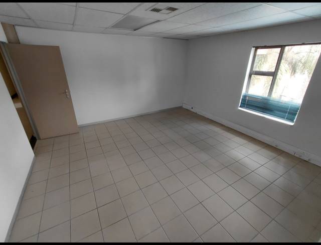 202M² OFFICE TO LET IN FOURWAYS